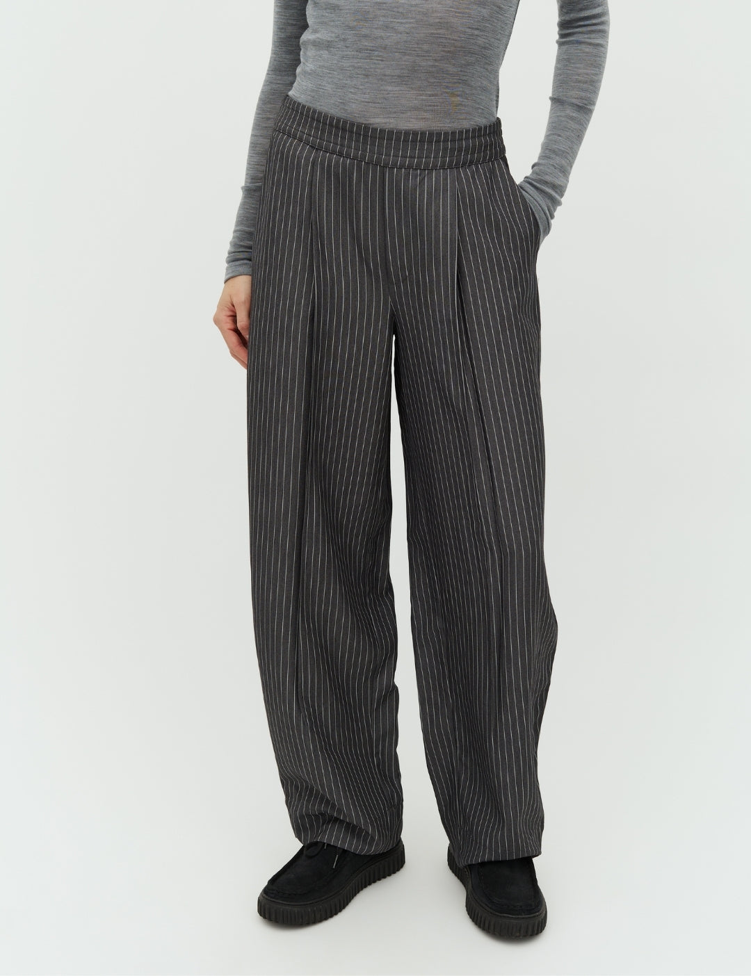 Leontina-M_Grey Pinestripe_Model_2