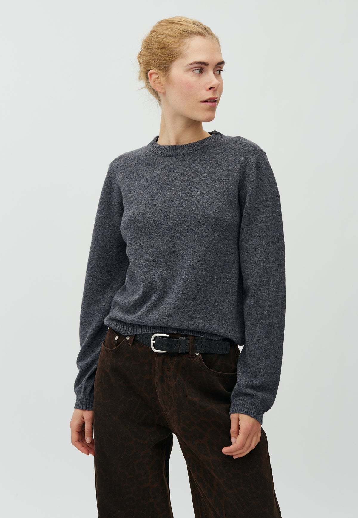 Christin-M_Dark Grey Melange_Model_0