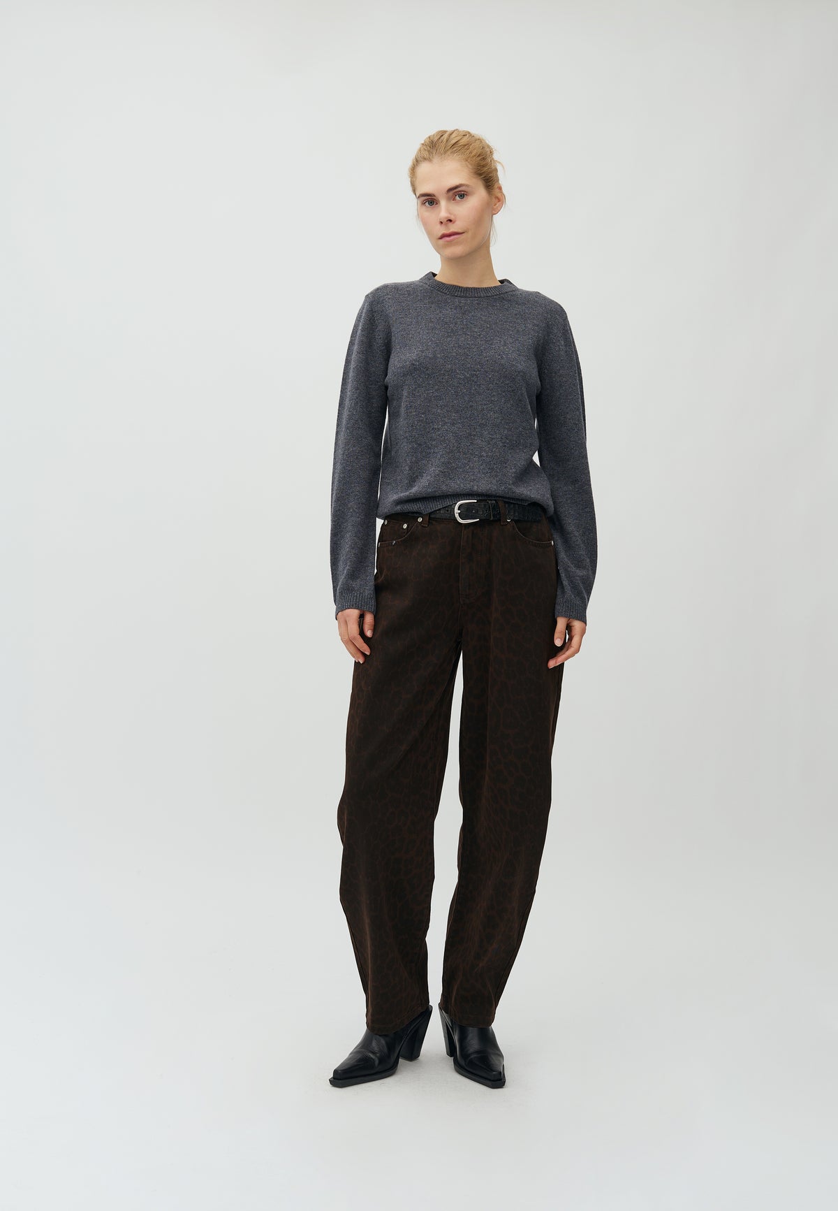 Christin-M_Dark Grey Melange_Model_3