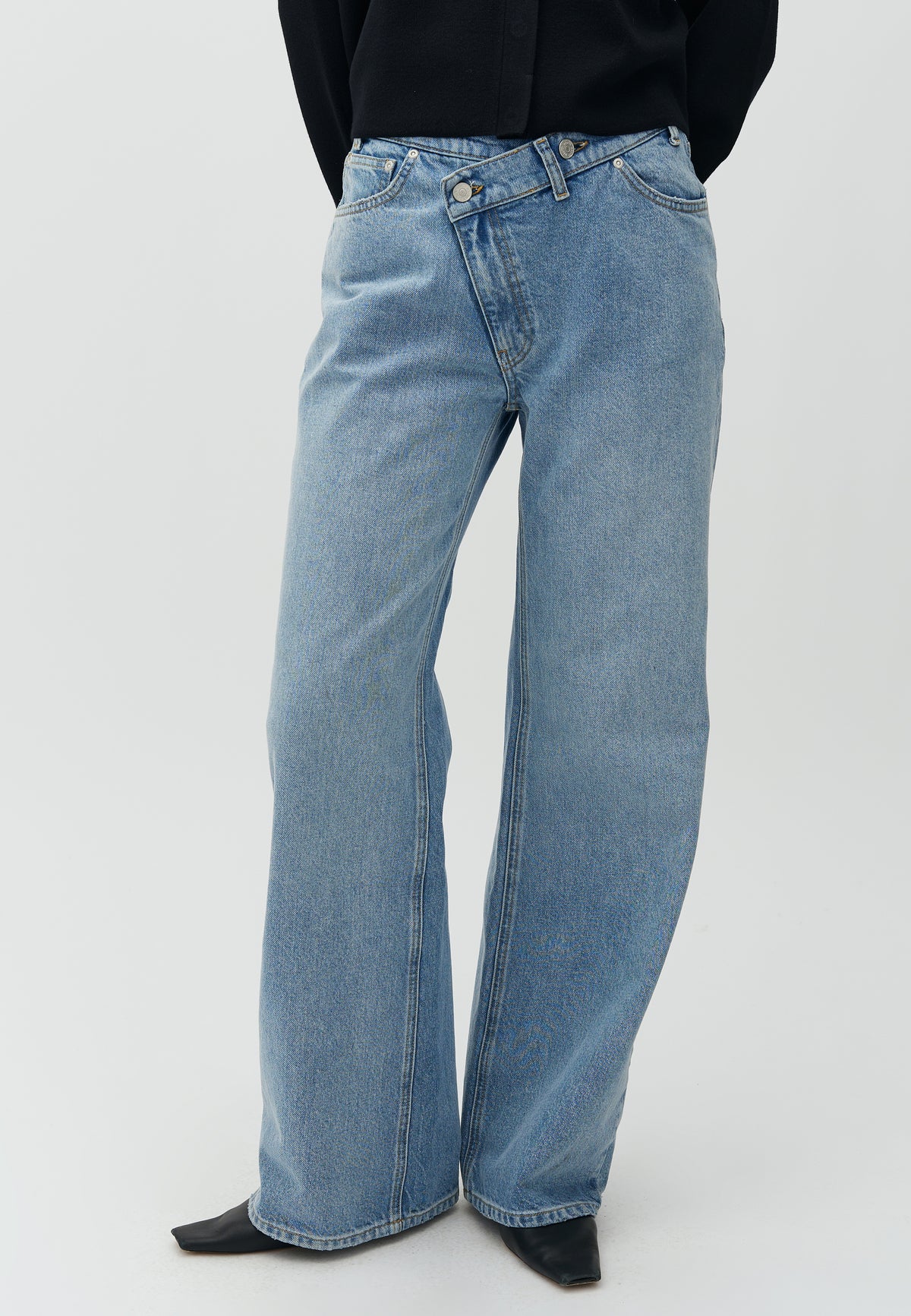 Bellmer-M_Light Blue Brushing_Model_1