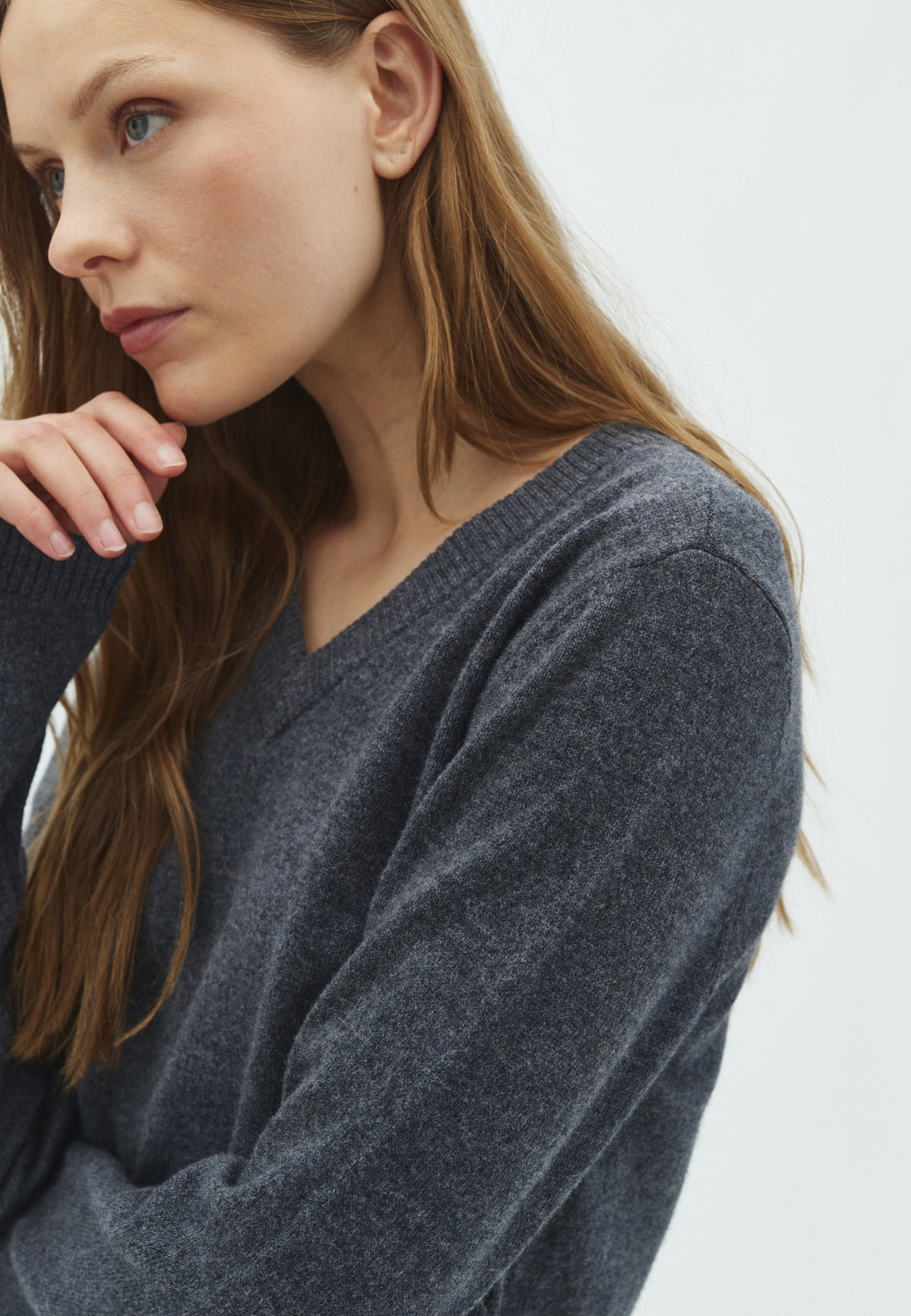 Christin V-M_Dark Grey Melange_Model_1